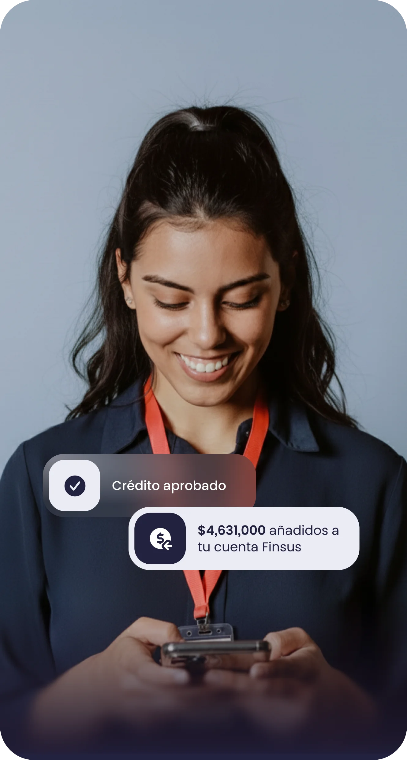 Persona con badges flotantes